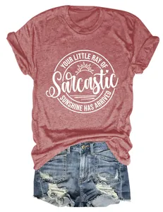 Detail van een rood dames T-shirt met een mooie 'Sarcastic Sunshine' grafische print