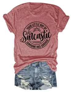 Detailweergave van roze dames T-shirt met de grafische print 'Sarcastic Sunshine' in stijl