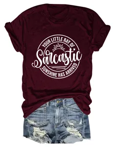 Detailweergave van bordeaux t-shirt met sarcastische tekst over zonneschijn print