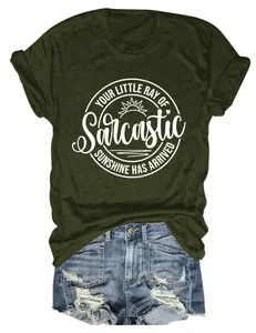 Gedetailleerd overzicht van de Sarcastic Sunshine grafische print op een donkergroen T-shirt