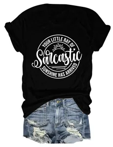 Detailweergave van zwart T-shirt met witte 'Little Ray of Sarcastic Sunshine' print