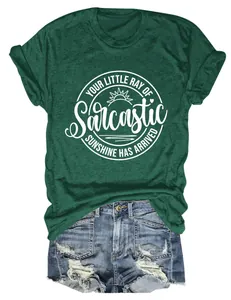 Detail van groen t-shirt met Sarcastic Sunshine print gecombineerd met denim shorts