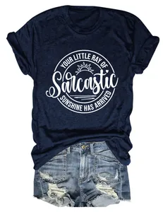Detailopname van marineblauw T-shirt met witte Sarcastic Sunshine-tekstprint.