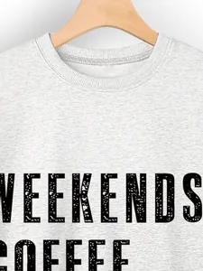 Κοντινό πλάνο της εκτύπωσης Weekends Coffee σε ένα γκρι γυναικείο καθημερινό φούτερ