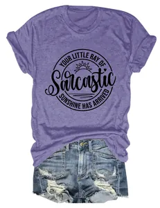 Detailweergave van paars t-shirt met Sarcastic Sunshine print en blauwe spijkershorts