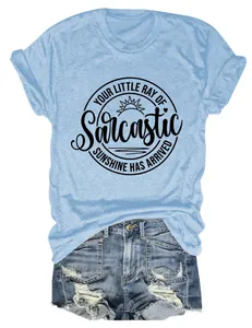 Detail van sarcastische sunshine print op lichtblauw katoenen dames T-shirt