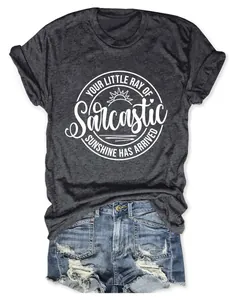 Detailweergave van een donkergrijs T-shirt met Sarcastic Sunshine sloganopdruk
