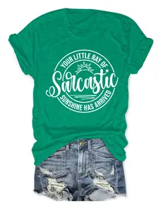 Close-up van groen dames T-shirt met witte Sarcastic Sunshine slogan opdruk