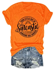 Detail van 'Sarcastic Sunshine' print op een oranje T-shirt met ronde halslijn