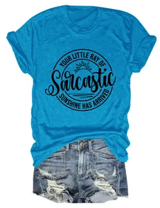 Gedetailleerde weergave van blauw dames T-shirt met Sarcastic Sunshine-print en shorts