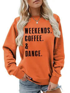 Λεπτομέρεια της στάμπας Weekends Coffee & Dance σε ένα πορτοκαλί γυναικείο φούτερ