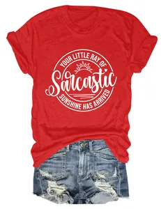 Detailweergave van een rood T-shirt met ronde hals en 'Ray of Sarcastic Sunshine' opdruk