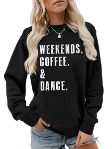 Λεπτομερής κοντινή όψη του τυπώματος 'WEEKENDS COFFEE DANCE' σε μαύρο γυναικείο φούτερ