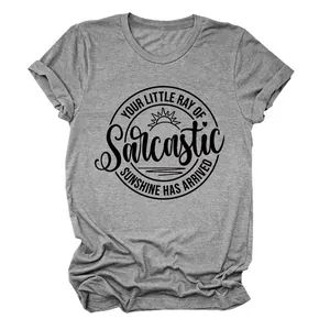 Detailopname van een grijs T-shirt met korte mouwen en 'Sarcastic Sunshine' print