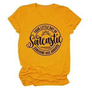 Detailweergave van de 'Your Little Ray of Sarcastic Sunshine' print op geel t-shirt