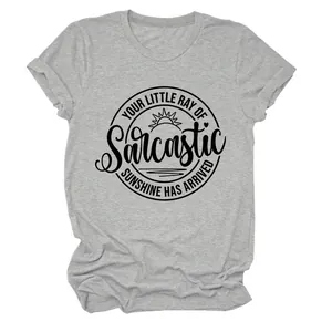 Detail van de Sarcastic Sunshine-afbeelding op een grijs T-shirt met korte mouwen en ronde hals