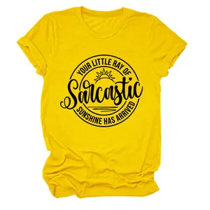 Detailopname van geel t-shirt met 'Your Little Ray of Sarcastic Sunshine' opdruk