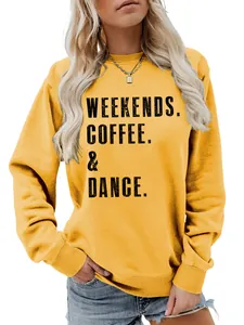 Λεπτομέρεια της στάμπας κειμένου 'Weekends. Coffee. & Dance.' στο κίτρινο