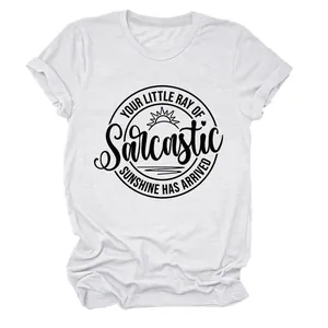 Detailweergave van een wit katoenen dames T-shirt met Sarcastic Sunshine slogan grafische print