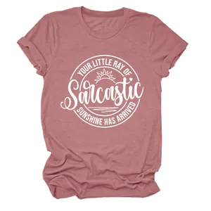Detailopname van de sarcastische zonnestraalgrafiek op een mauve T-shirt met ronde hals