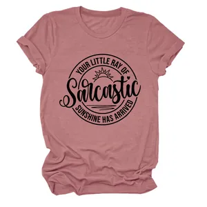 Detailweergave van roze T-shirt met ronde hals en Sarcastic Sunshine-opdruk.