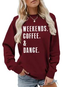 Λεπτομέρεια του σλόγκαν 'WEEKENDS COFFEE DANCE' σε μπορντό γυναικείο φούτερ.
