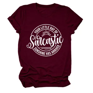Detail van een bordeaux T-shirt met ronde hals en de Sarcastic Sunshine tekstprint.