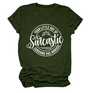 Detailweergave van de Sarcastic Sunshine grafische print op een donkergroen t-shirt