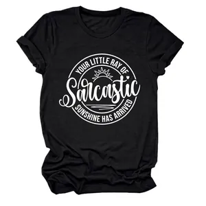 Detailweergave van zwart dames-T-shirt met sarcastische grafische opdruk van de zon