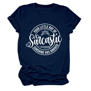 Detail van de 'Your Little Ray of Sarcastic Sunshine' graphic op navy blauw t-shirt