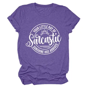Detailweergave van een paars dames-T-shirt met een witte Sarcastic Sunshine-opdruk
