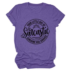 Detailweergave van een paars dames T-shirt met sarcastische sunshine grafische print