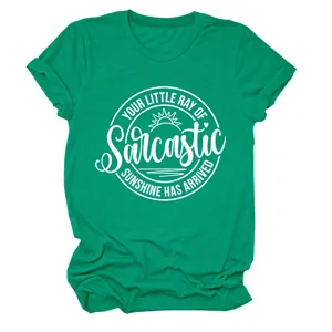 Detailopname van een groen dames t-shirt met een witte Sarcastic Sunshine grafische print