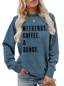 Κοντινή λεπτομέρεια της στάμπας 'WEEKENDS. COFFEE. & DANCE.' σε γαλάζιο φούτερ