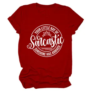 Detail van de witte Sarcastic Sunshine grafische print op een rood dames t-shirt