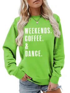 Λεπτομέρεια του λευκού τυπώματος WEEKENDS COFFEE & DANCE σε ένα έντονο πράσινο φούτερ