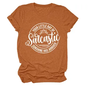 Volledig zicht op een oranje dames T-shirt met witte Sarcastic Sunshine grafische print
