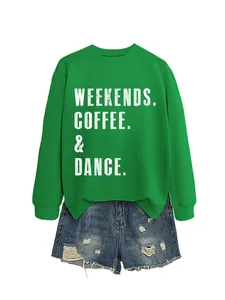 Λεπτομέρεια πράσινης μπλούζας με στάμπα 'Weekends Coffee & Dance' και τζιν σορτς