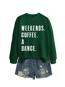 Λεπτομέρεια πράσινου φούτερ WEEKENDS COFFEE DANCE με τζιν σορτς σε λευκό φόντο