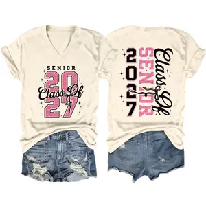 Detailansicht eines weißen Damen-V-Ausschnitt-T-Shirts mit rosa Glitzer-Senior 2027-Druck