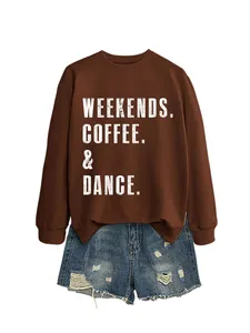 Λεπτομέρεια καφέ φούτερ με στάμπα WEEKENDS COFFEE DANCE και τζιν σορτς.