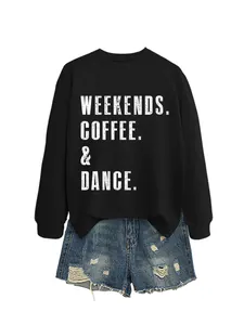 Λεπτομέρεια του WEEKENDS COFFEE & DANCE σλόγκαν σε μαύρο φούτερ με τζιν σορτς outfit
