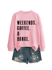 Λεπτομέρεια ροζ γυναικείου φούτερ WEEKENDS COFFEE DANCE με λεπτομέρεια τζιν σορτς.