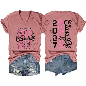 Detailansicht des V-Ausschnitt T-Shirts „Senior Class 2027“ mit Glitzerdruck vorne.