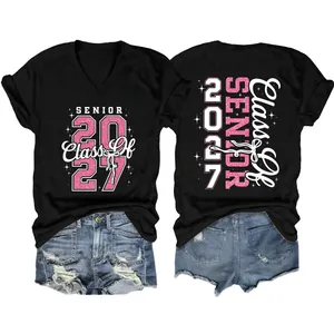Schwarzes V-Ausschnitt T-Shirt mit 'Class of 2027' Glitzerdruck, Vorder- und Rückansicht.