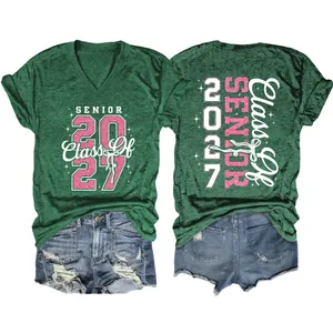 Vorder- und Rückansicht des grünen V-Ausschnitt Senior 2027 T-Shirts mit Jeans-Shorts