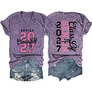 Vorder- und Rückansicht des lila Senior Class 2027 T-Shirts mit V-Ausschnitt und Jeans