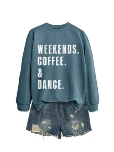 Λεπτομέρεια μπλε φούτερ με κείμενο 'Weekends. Coffee. & Dance.' και τζιν σορτς