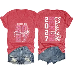 Vorder- und Rückansicht des roten Senior Class 2027 V-Ausschnitt Tees mit Jeansshorts