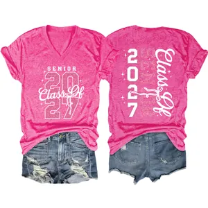 Detaillierte Vorder- und Rückseite eines pinkfarbenen V-Ausschnitt Senior 2027 Class Of T-Shirts.
